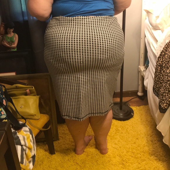 Old Navy Houndstooth Pencil Skirt - Picture 2 of 4